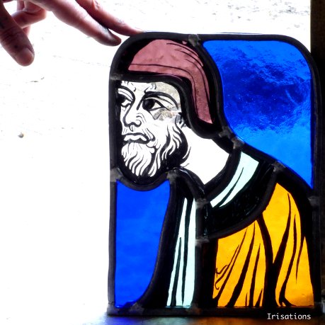 Vitrail medieval gothique - peinture sur verre rondel portrait - formation professionnelle reconversion formation cap vitrailliste paris versailles yvelines essonne hauts-de-seine 75 78 91 92